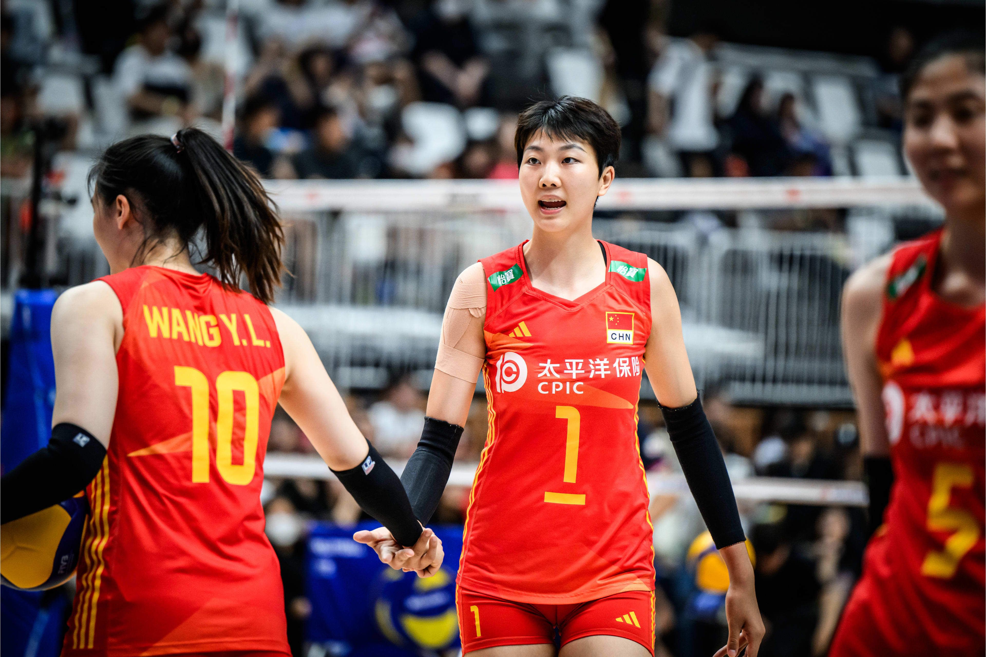 第2分钟，阿森纳右路角球开到禁区前点热苏斯头球后蹭太正被阿利森没收。